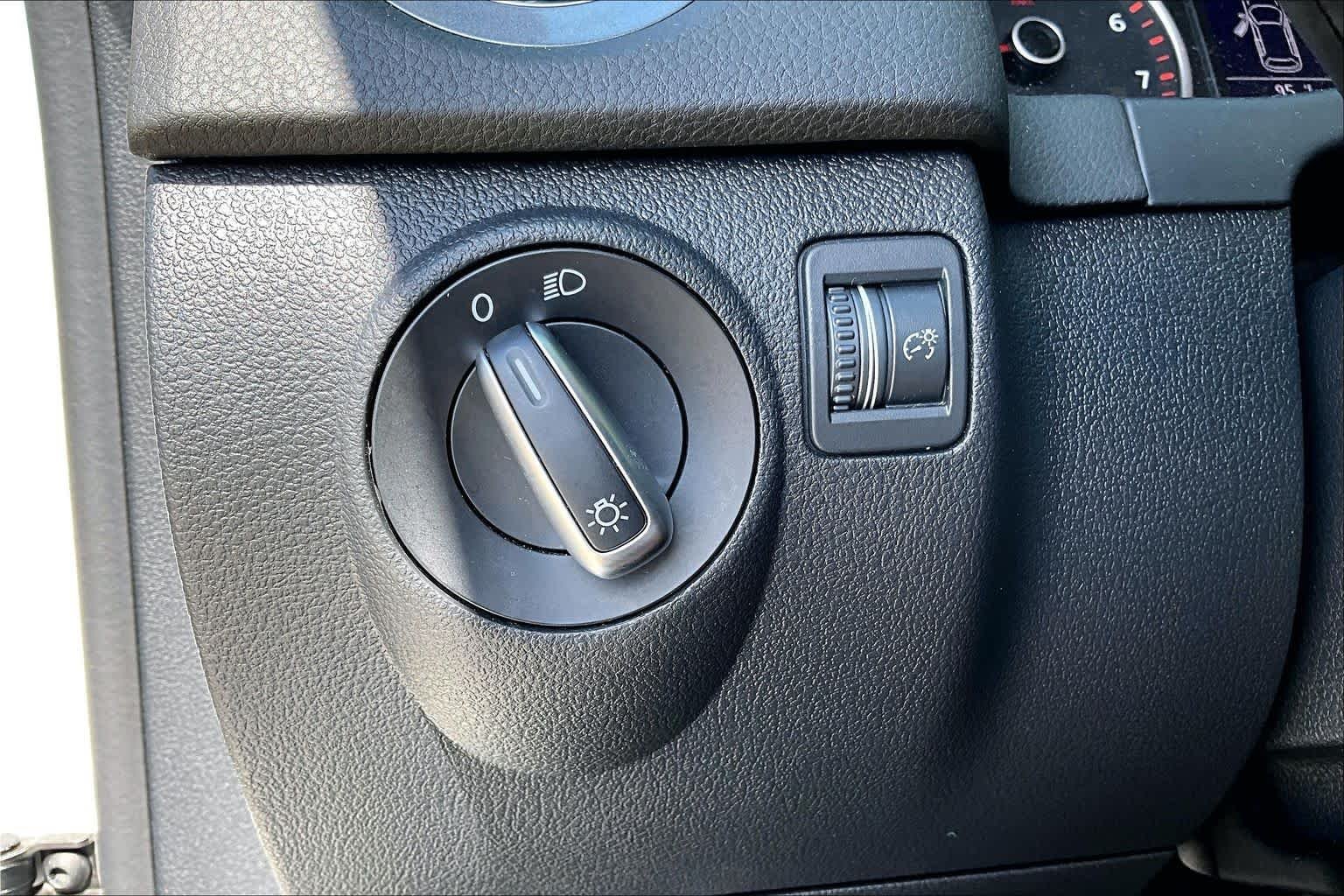 Used 2018 Pure White Volkswagen  image 32