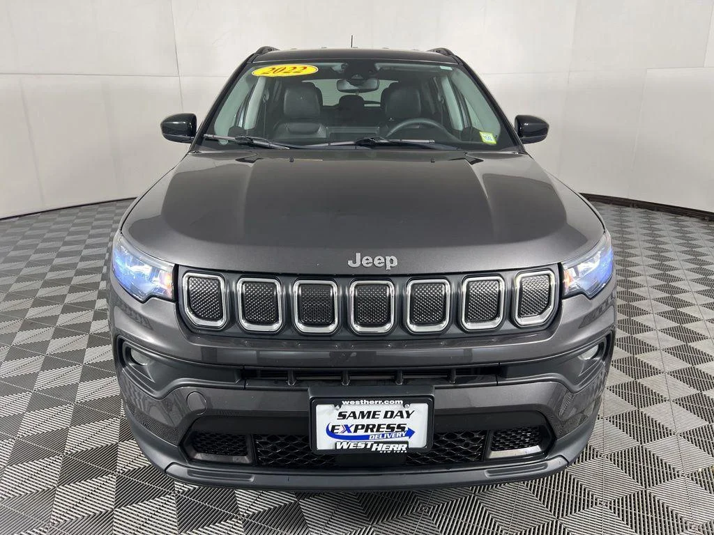 Used 2022 Granite Crystal Metallic Clear Jeep Latitude image 7