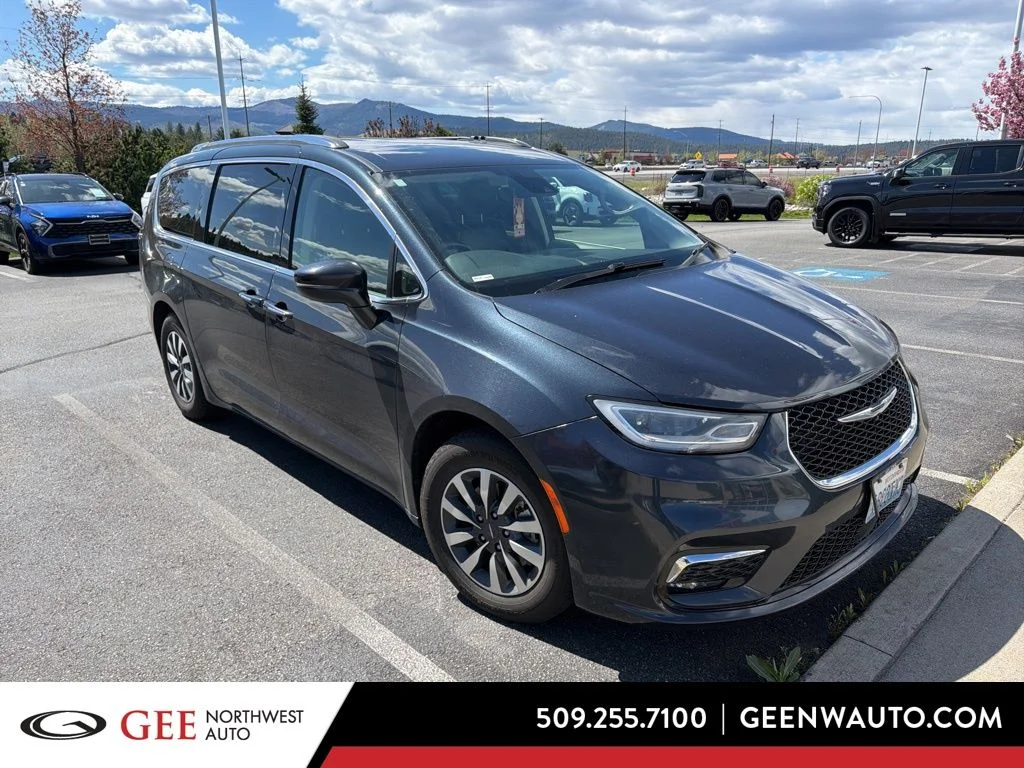 2021 Chrysler Pacifica Touring L's photo