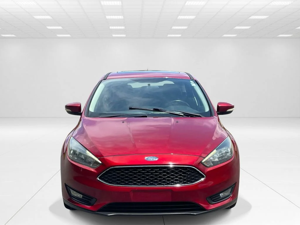Used 2015 Red Ford SE image 2