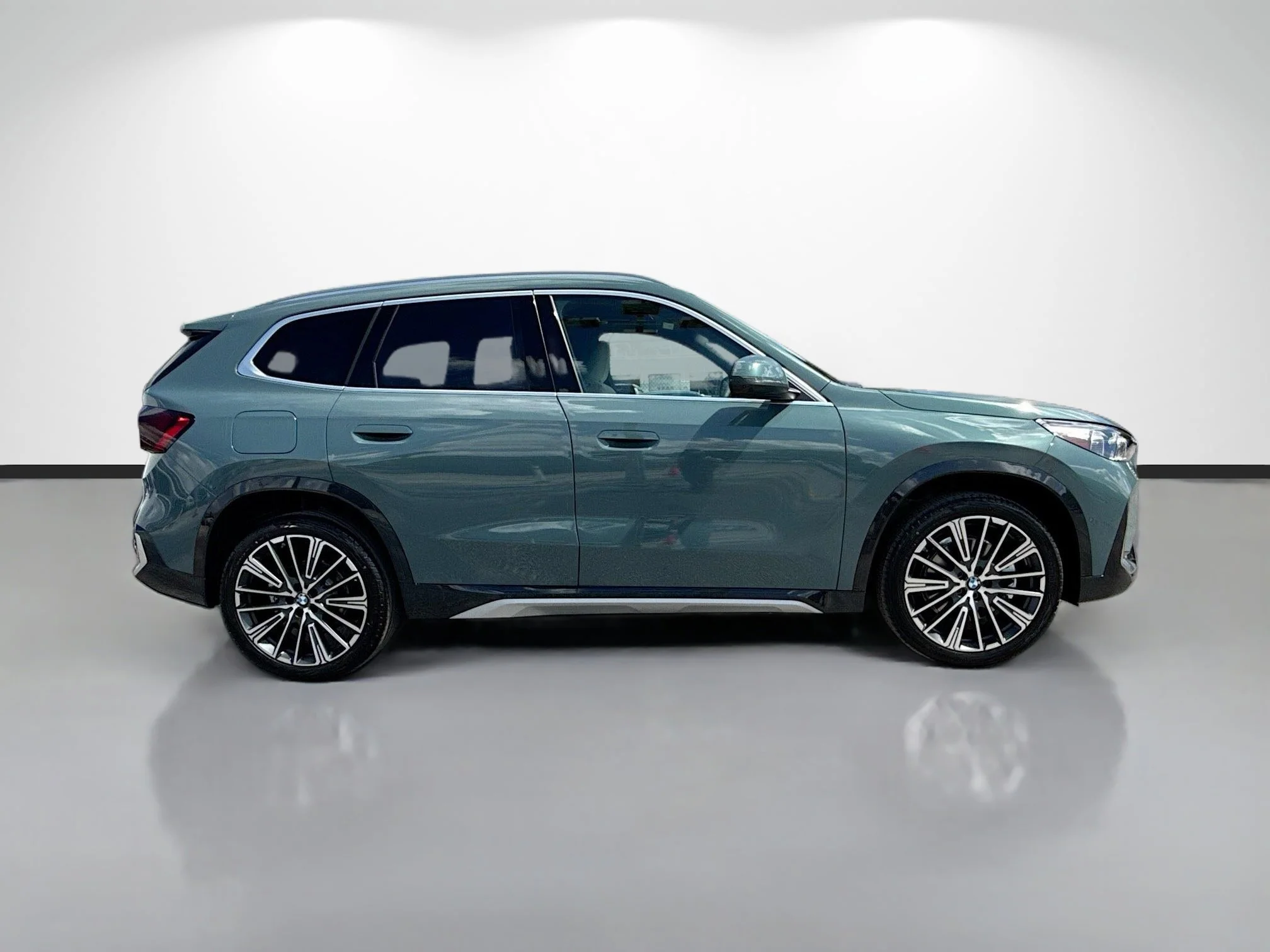 New 2026 Cape York Green Metallic BMW xDrive28i image 2