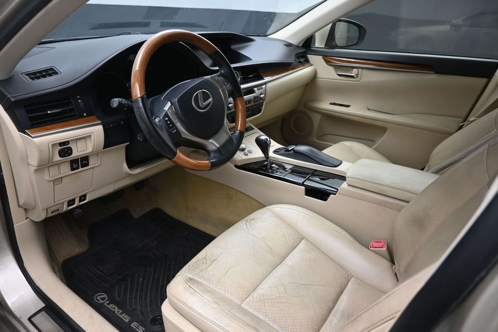 Used 2014 Beige Lexus 300h image 19