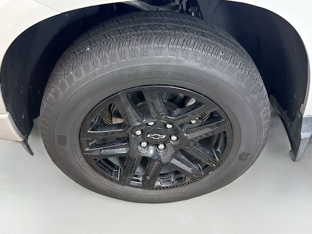 Used 2022 Silver Ice Metallic Chevrolet Custom image 30