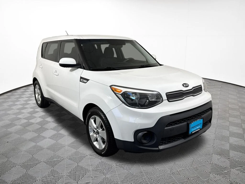 Used 2018 White Kia Base image 4