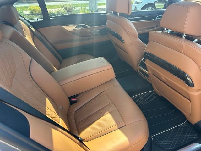 Used 2022 Gray BMW 750i xDrive image 7