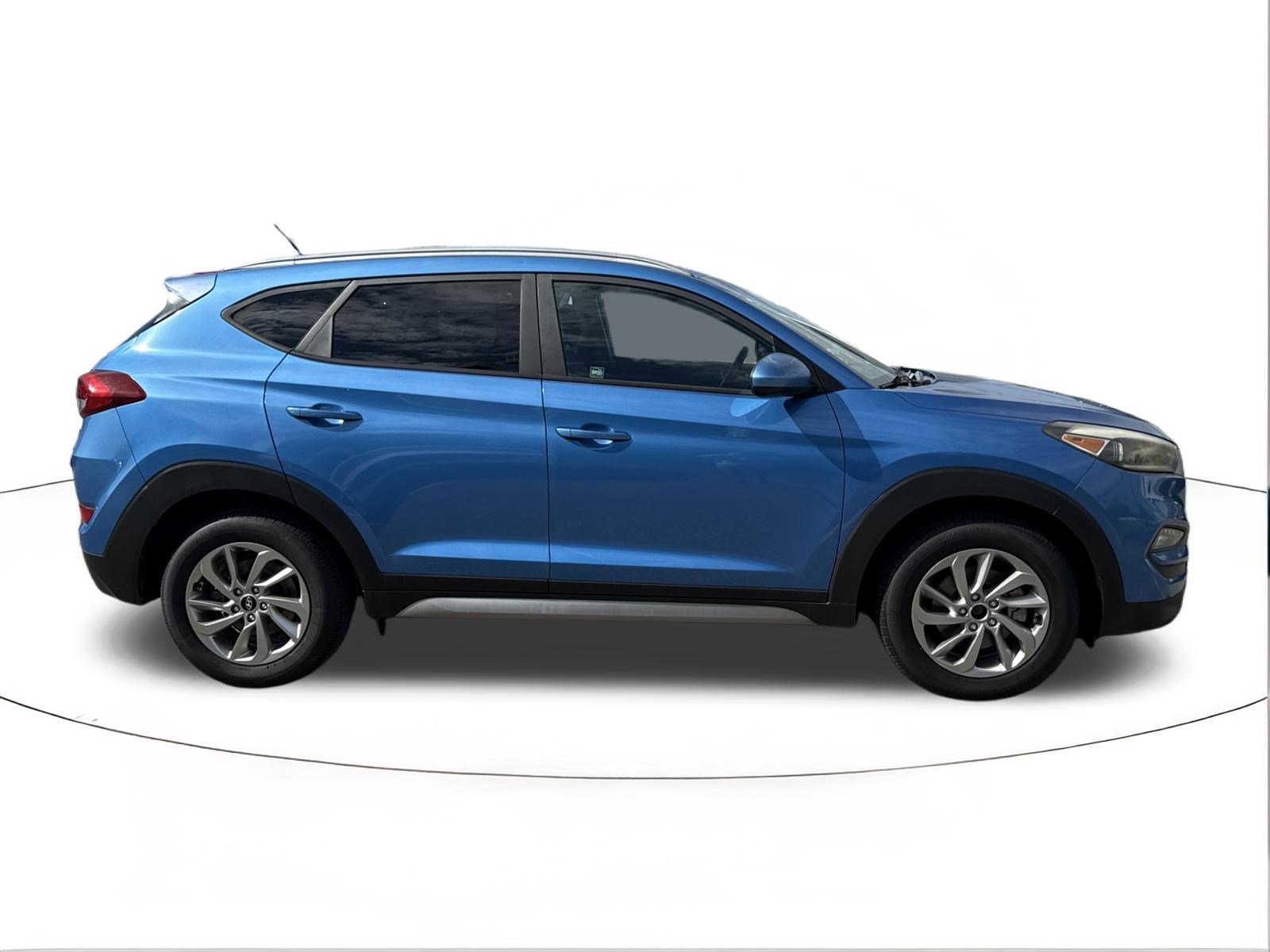 Used 2017 Caribbean Blue Hyundai SE image 2