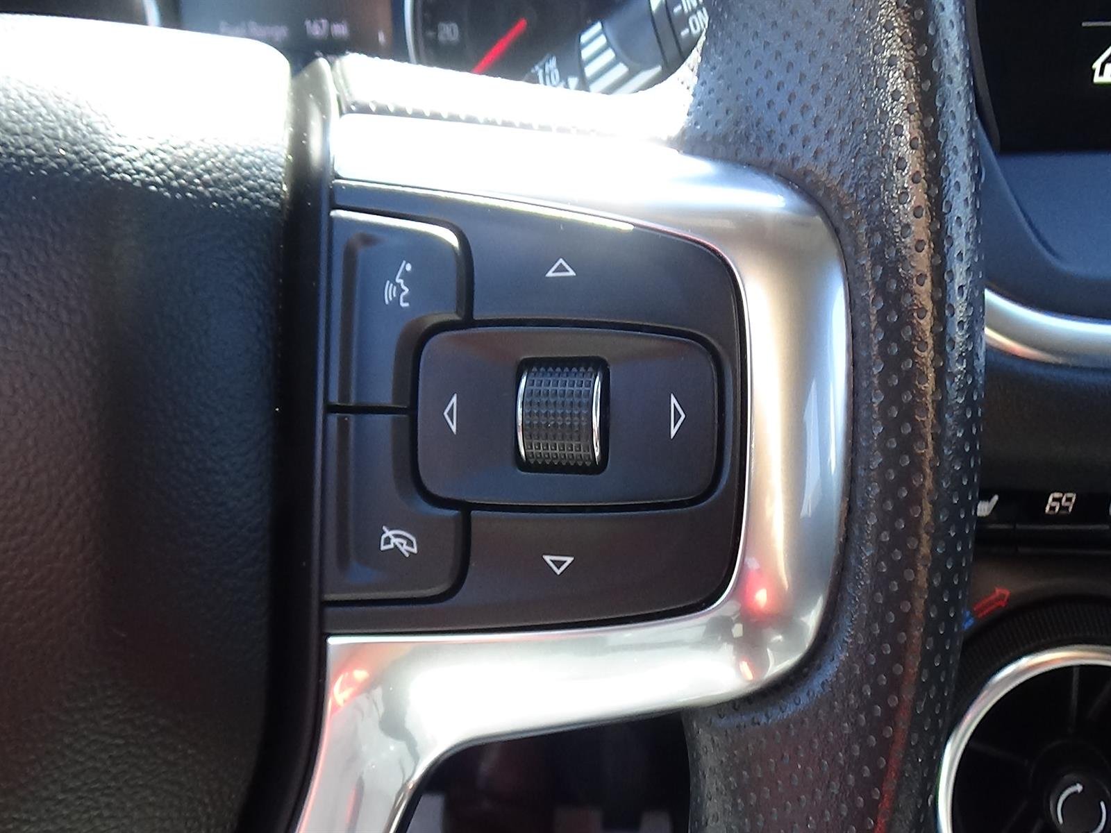 Used 2025 Summit White (gaz) Chevrolet LT image 22