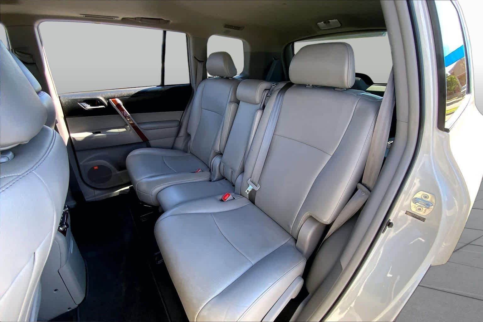 Used 2013 Blizzard Pearl Toyota Limited image 21