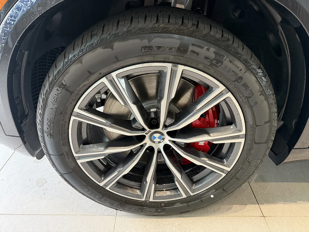 New 2026 Carbon Black Metallic BMW xDrive50e image 8