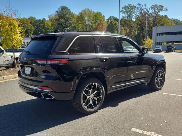 New 2025 Diamond Black Crystal Pearl-Coat Exterior Paint Jeep Summit Reserve image 3