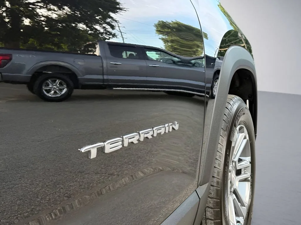 Used 2026 Ebony Twilight Metallic GMC Elevation image 32
