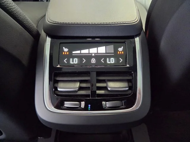 Used 2023  Volvo B6 Plus 6-Seater image 19