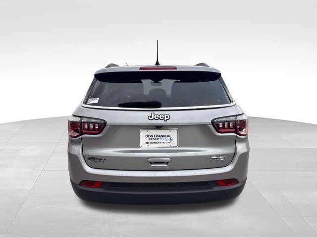 Used 2020 Silver Jeep Latitude image 4