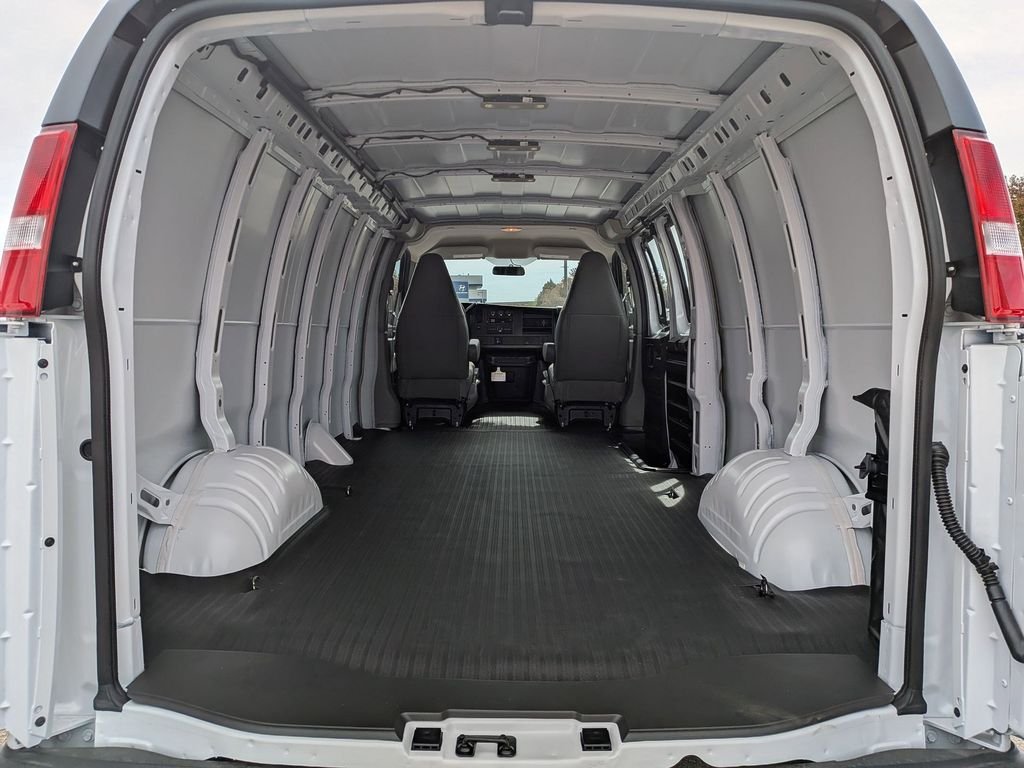 New 2026 Summit White GMC Work Van image 6