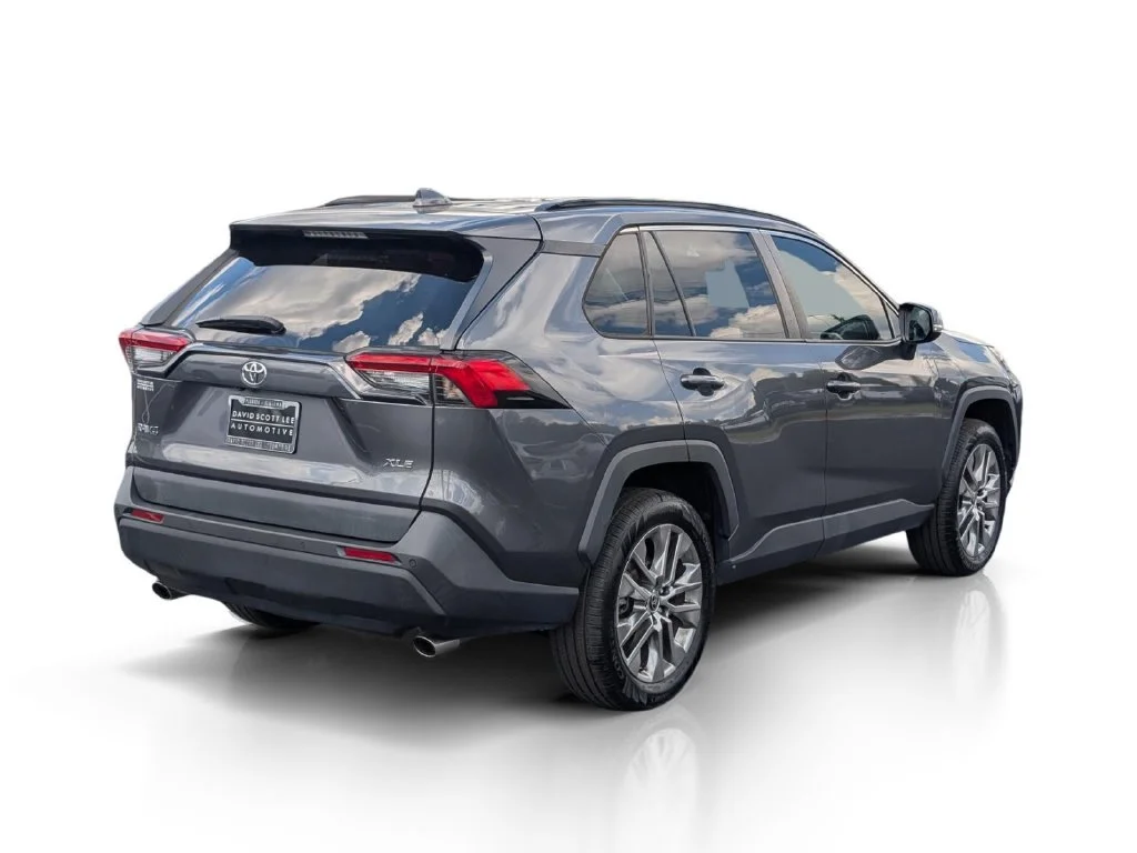 Used 2021 Magnetic Gray Met Toyota XLE Premium image 7