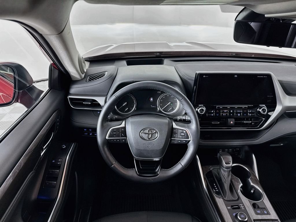 Used 2022 Red Toyota Platinum image 24