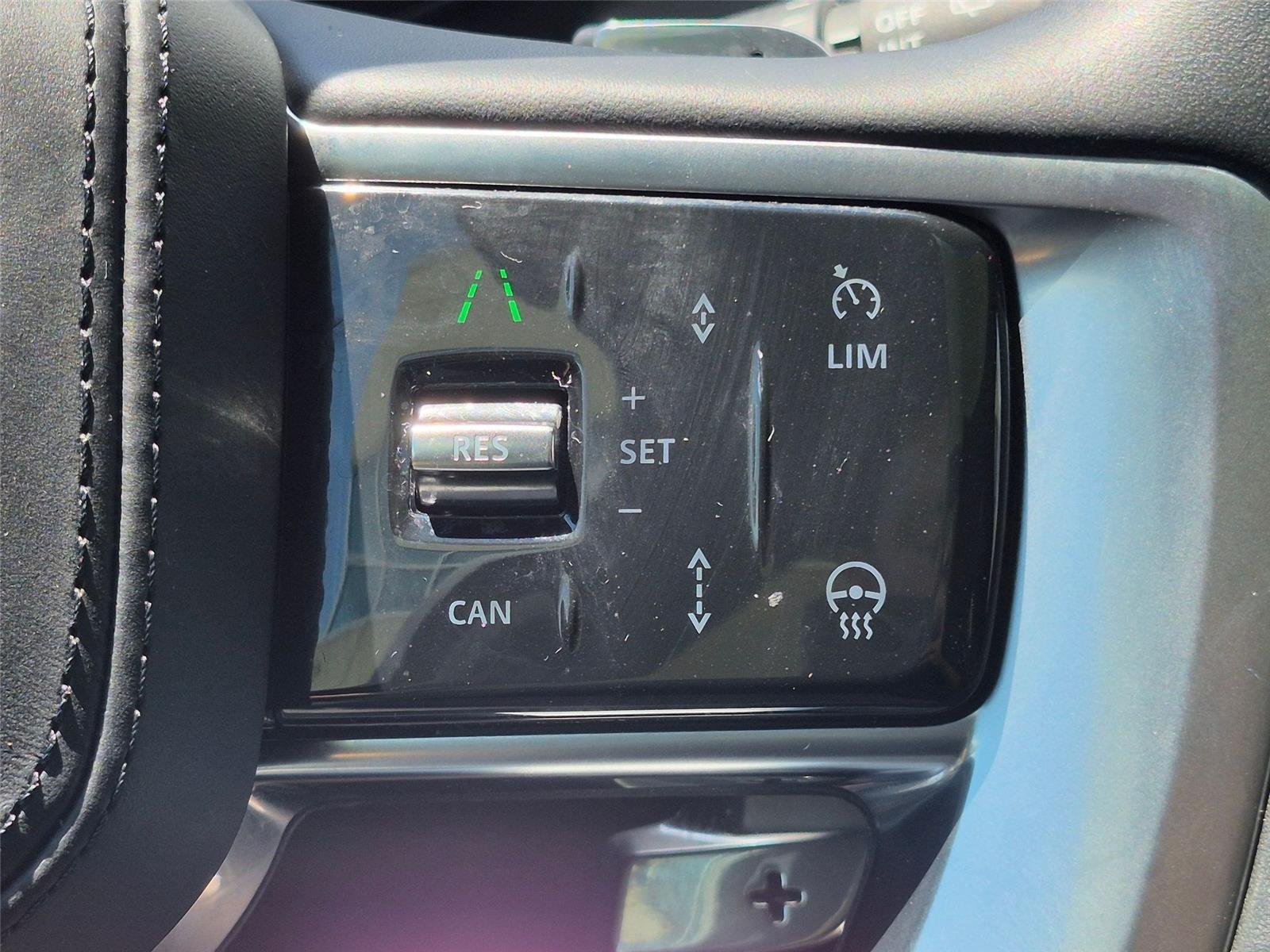 Used 2025 Fuji White Land Rover SE image 18
