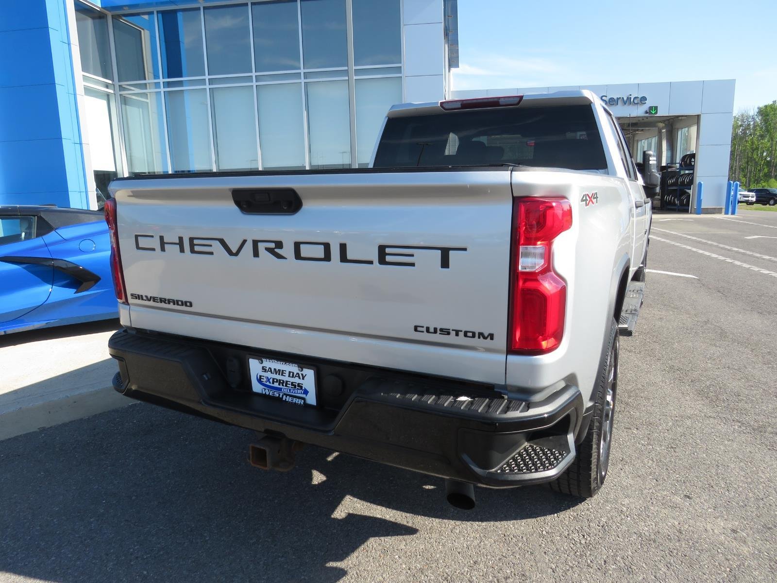Used 2021 Silver Ice Metallic Chevrolet Custom image 10