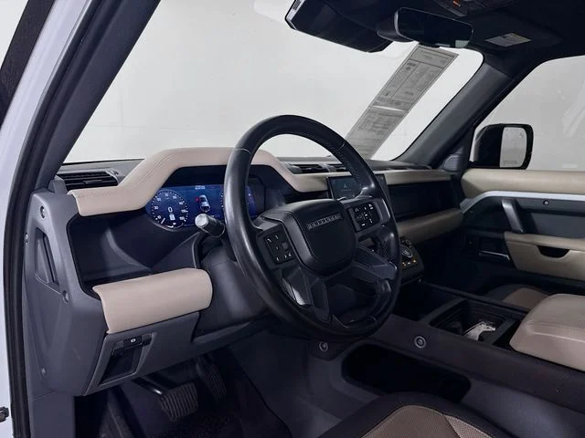Used 2022 White Land Rover X-Dynamic HSE image 9