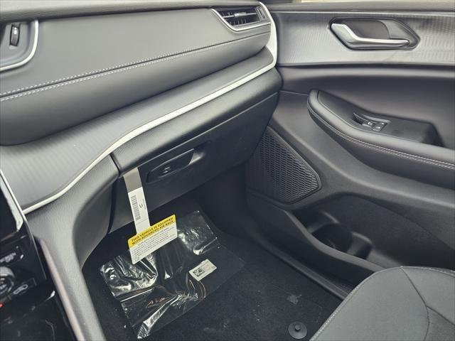 New 2026 Bright White Clear-Coat Exterior Paint Jeep Laredo image 27
