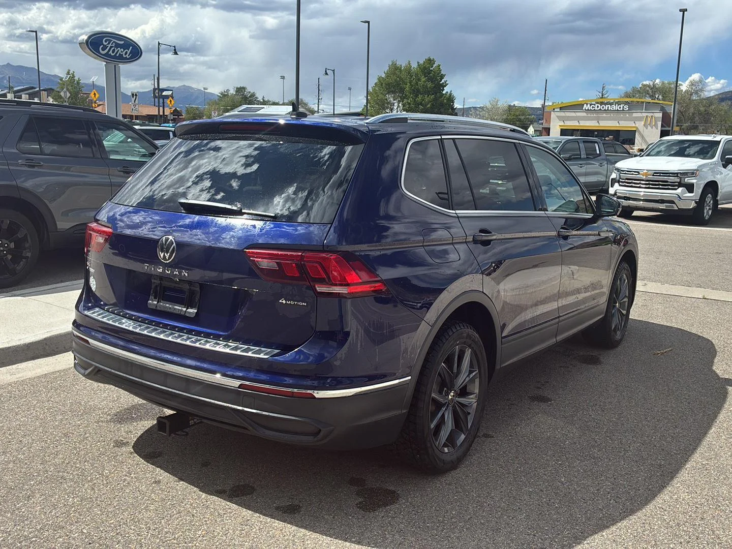 Used 2022 Atlantic Blue Metallic Volkswagen SE image 3