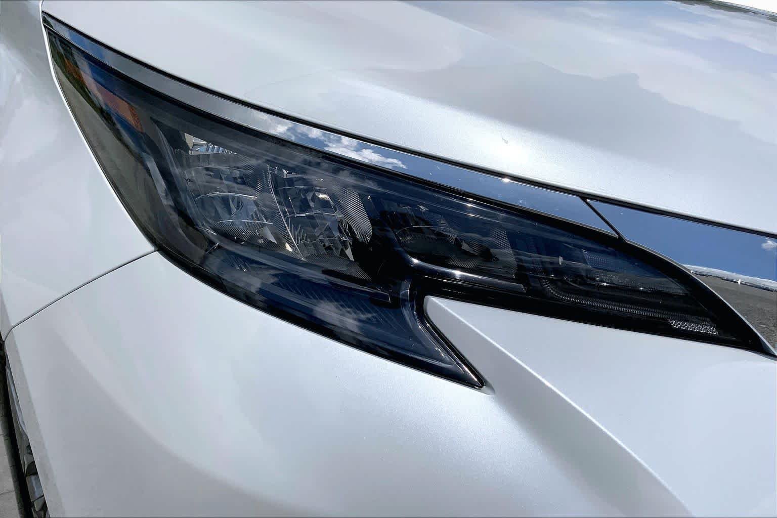 Used 2025 Wind Chill Pearl Toyota XLE image 27