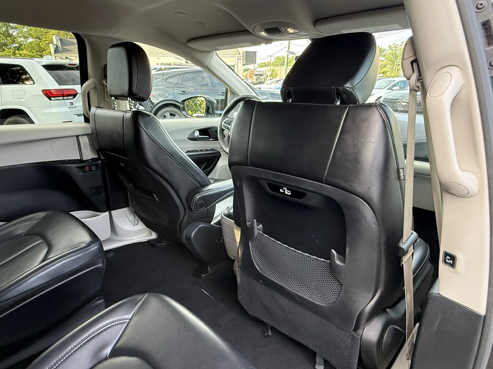 Used 2024 Brilliant Black Crystal Pearlcoat Chrysler Hybrid Select image 36