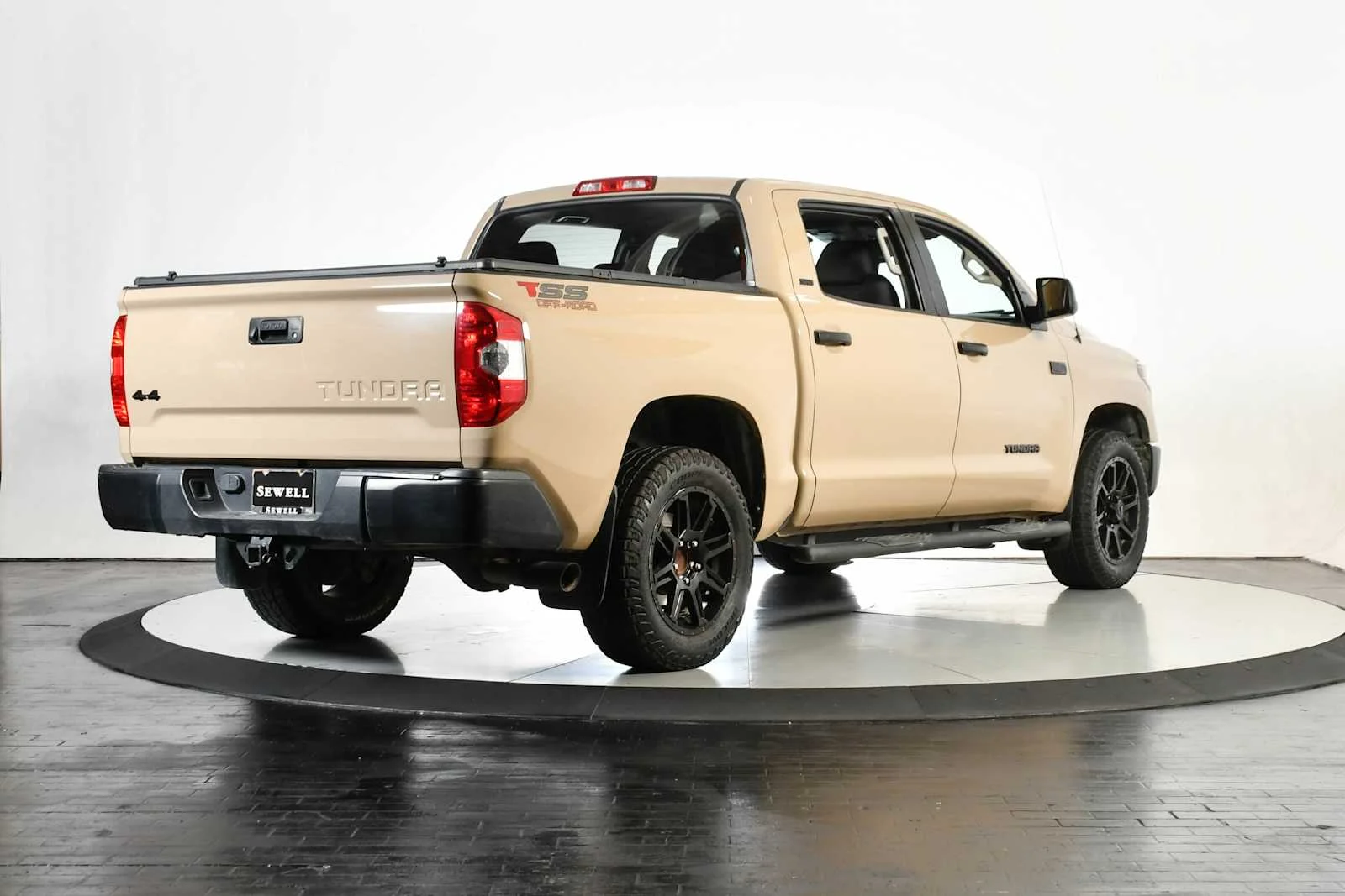 Used 2018 Quicksand Toyota SR5 image 6
