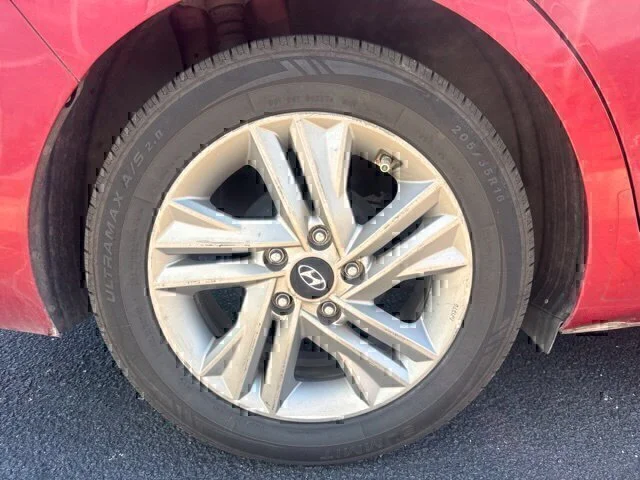 Used 2020 Red Hyundai SE image 6