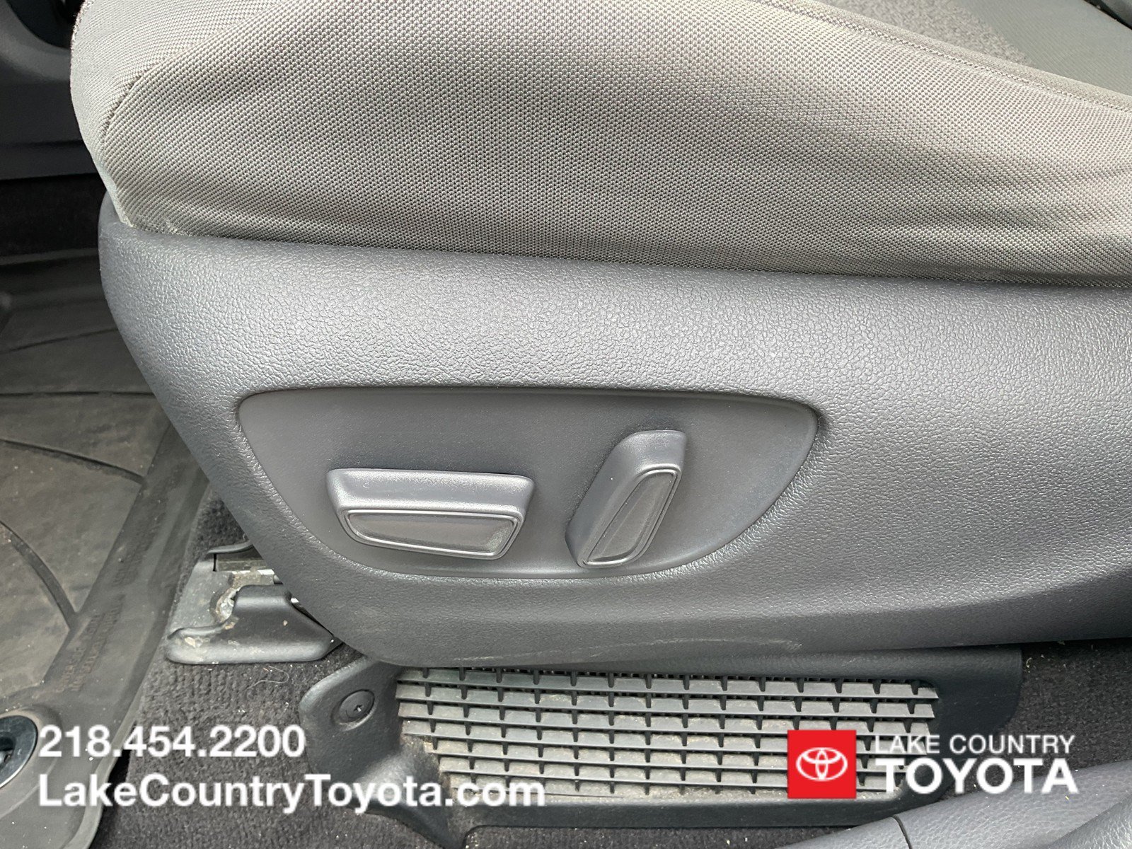 Used 2021 White Toyota LE image 23