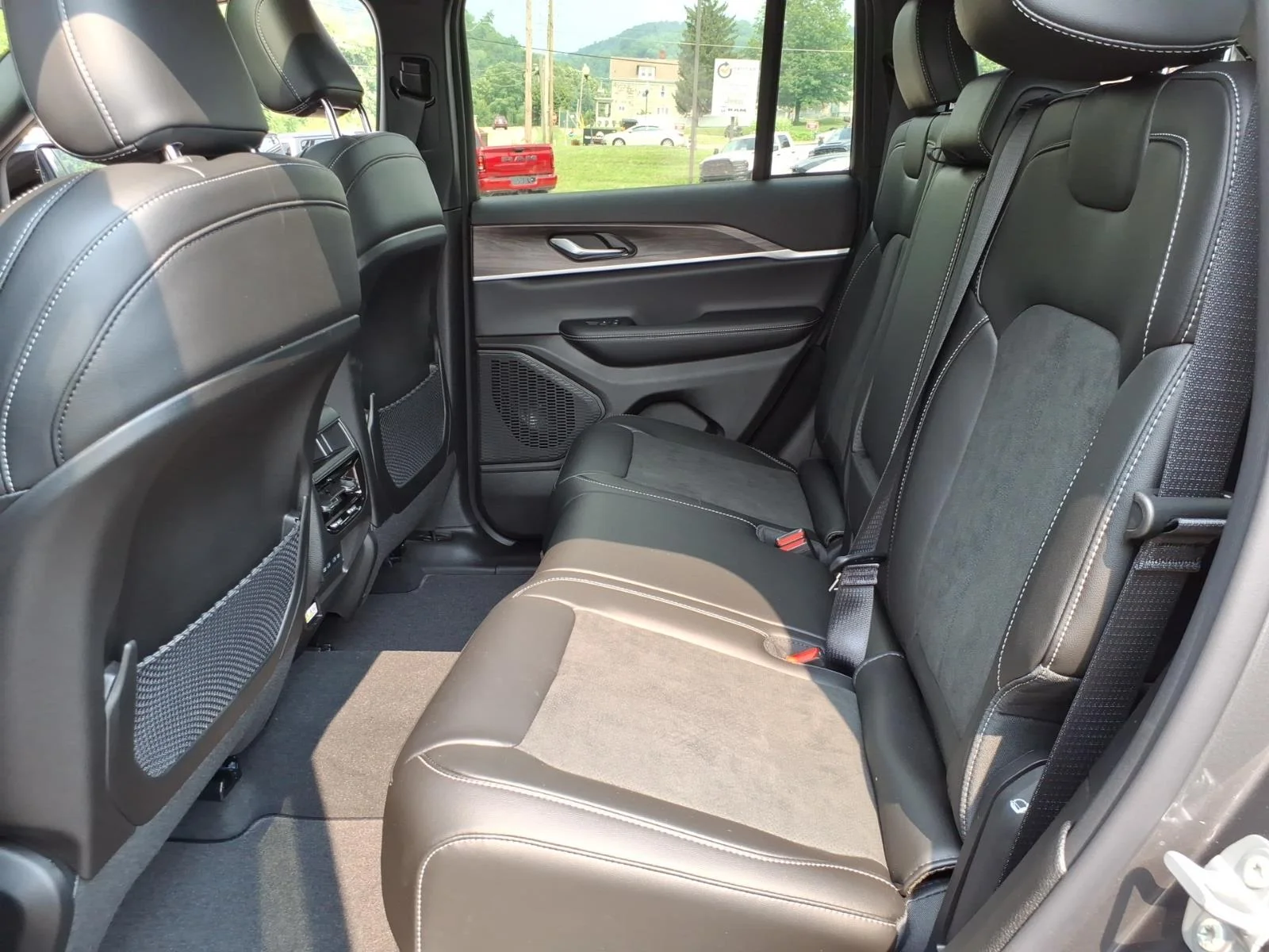 New 2026 Baltic Gray Metallic Clearcoat Jeep Altitude image 5