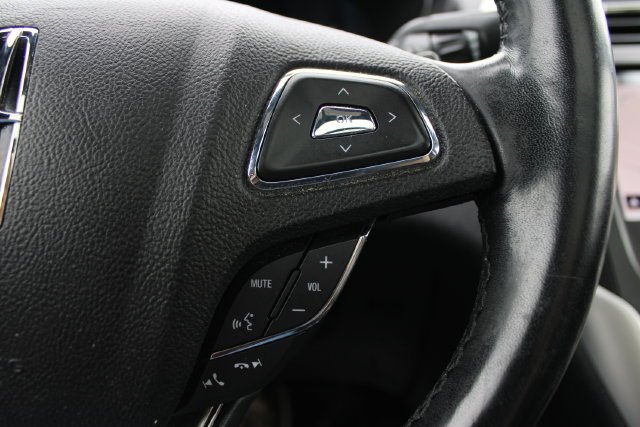 Used 2019 White Lincoln Reserve image 11