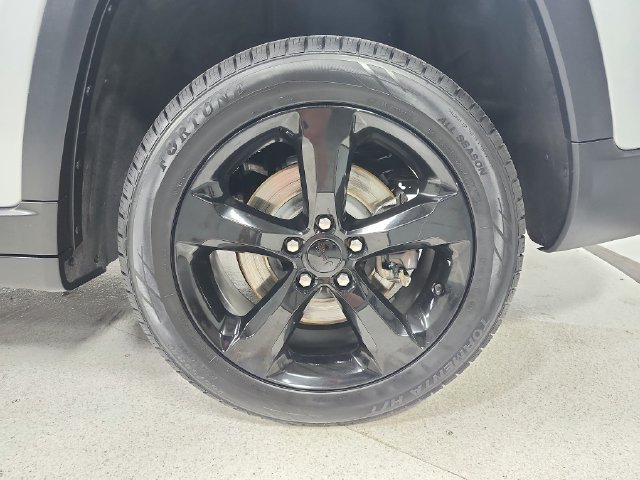 Used 2023 Silver Jeep Altitude image 49