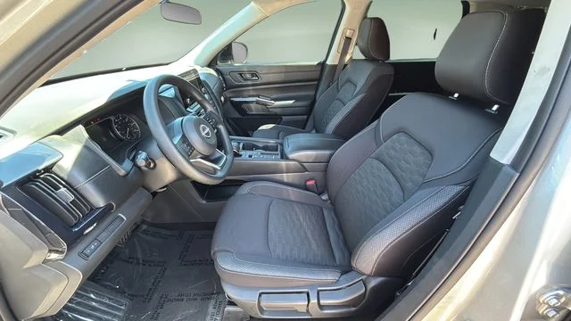 Used 2025 Silver Nissan S image 18