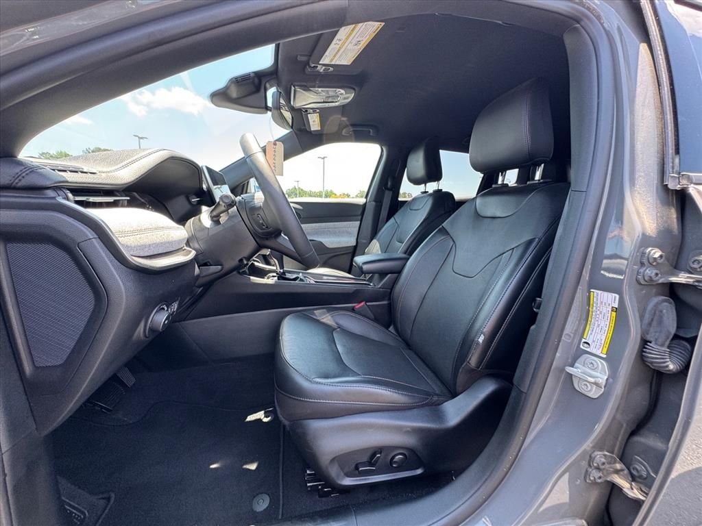 Used 2023 Gray Jeep Latitude Lux image 16