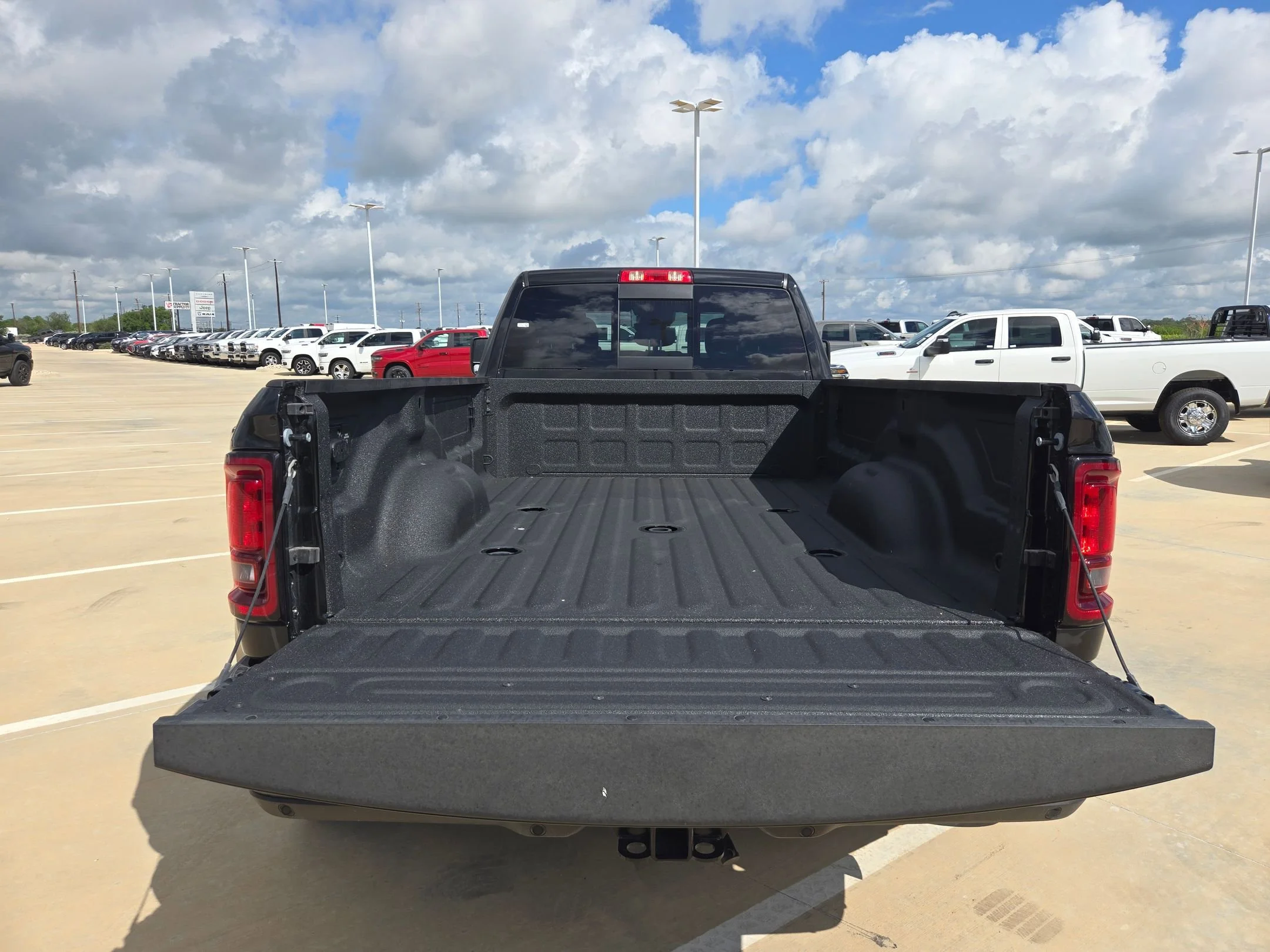 New 2026 Diamond Black Crystal Pearl-Coat Exterior Paint RAM Tradesman image 20