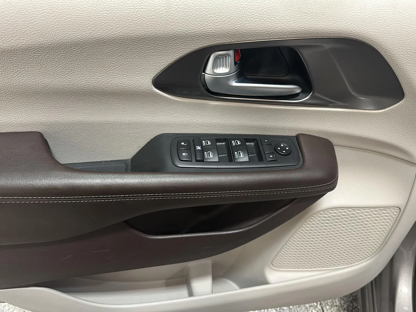 Used 2018 Molten Silver Chrysler Touring L Plus image 17