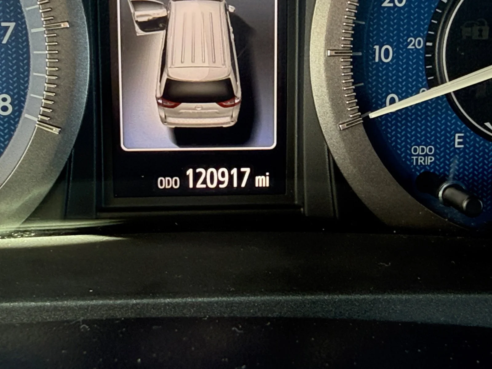 Used 2018 Super White Toyota XLE Premium image 16