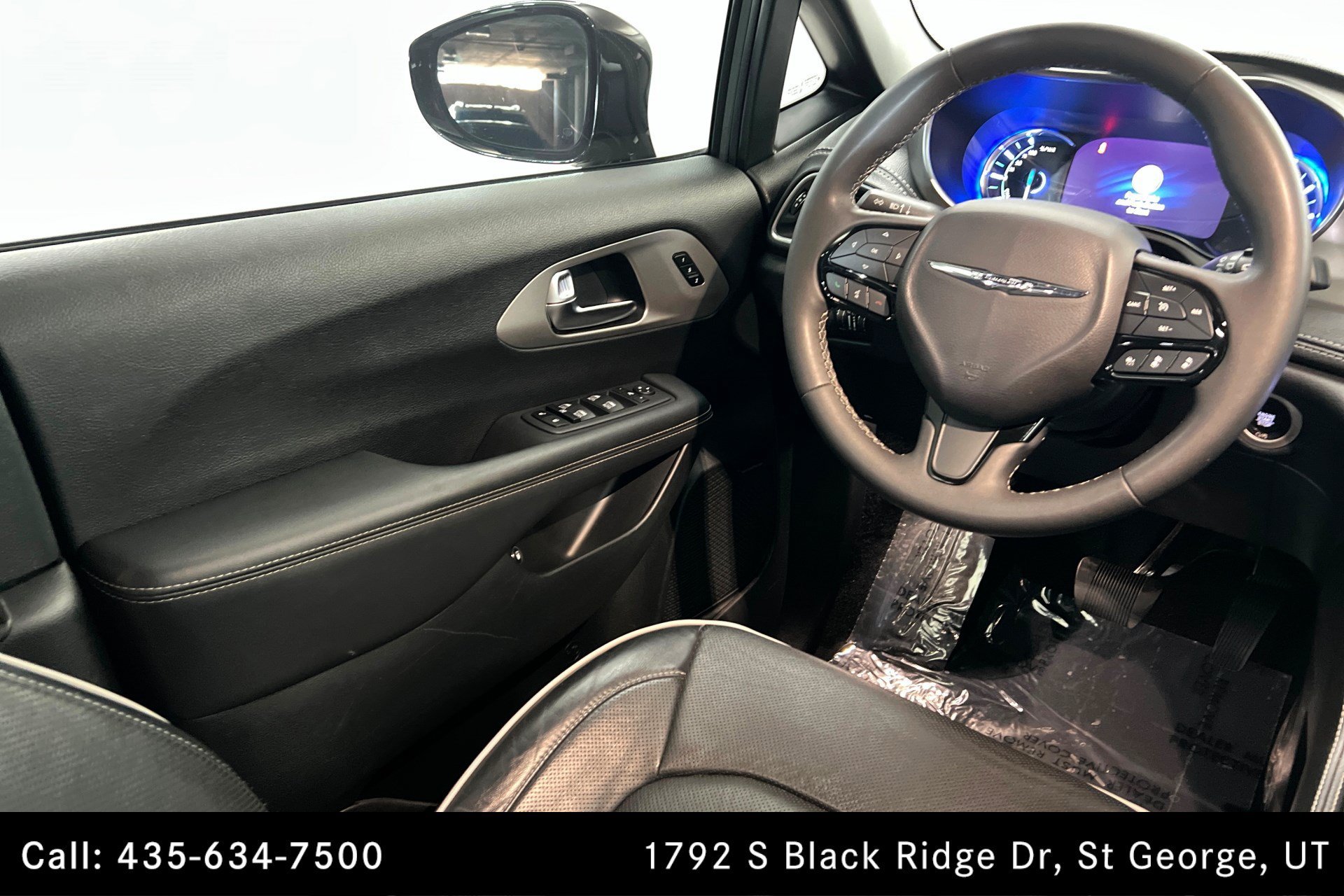Used 2023 Ceramic Gray Clearcoat Chrysler Hybrid Limited image 12