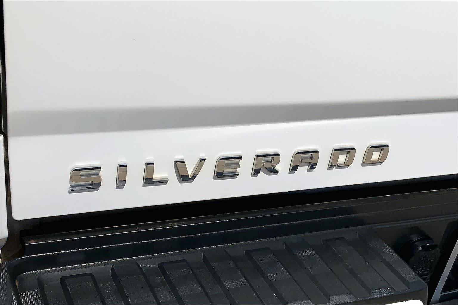 Used 2018 Summit White Chevrolet LT image 29