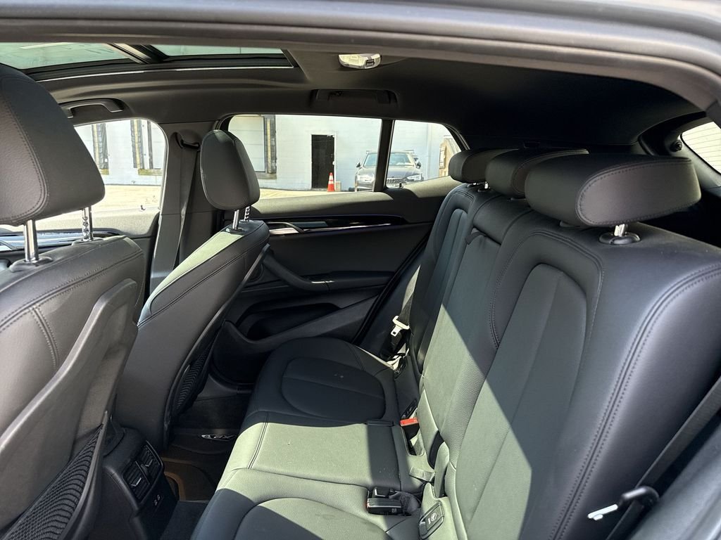 Used 2022  BMW xDrive28i image 18