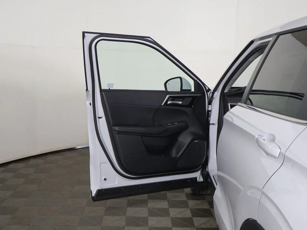 New 2026 White Mitsubishi SE image 21