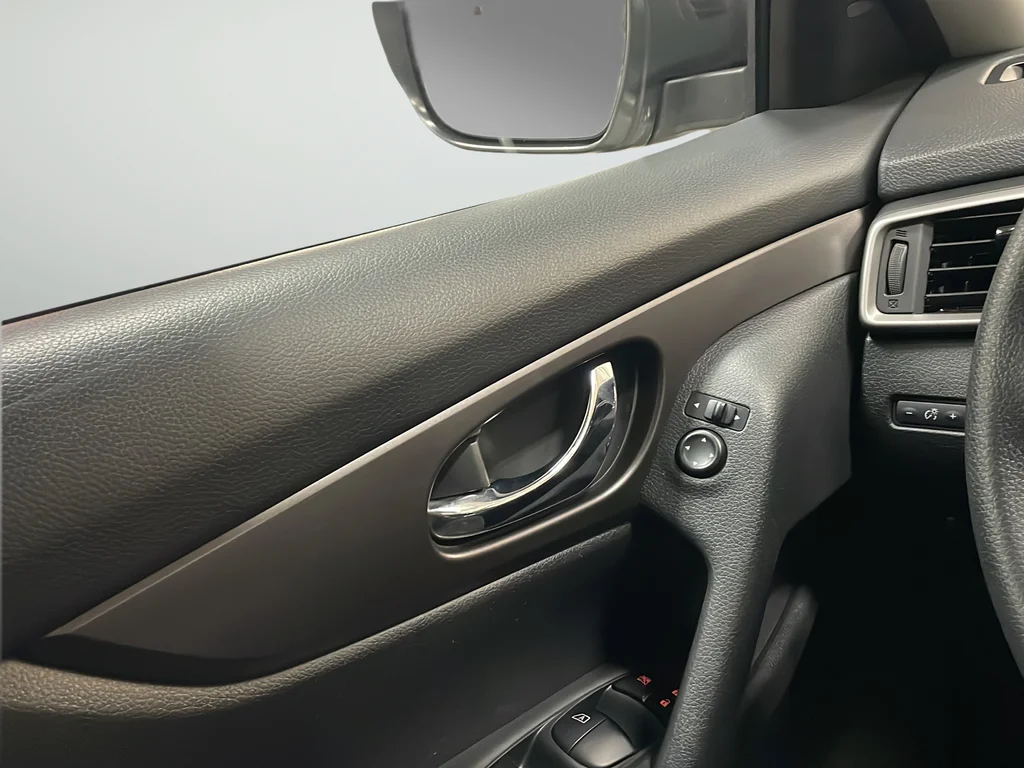 Used 2015 Silver Nissan SV image 32