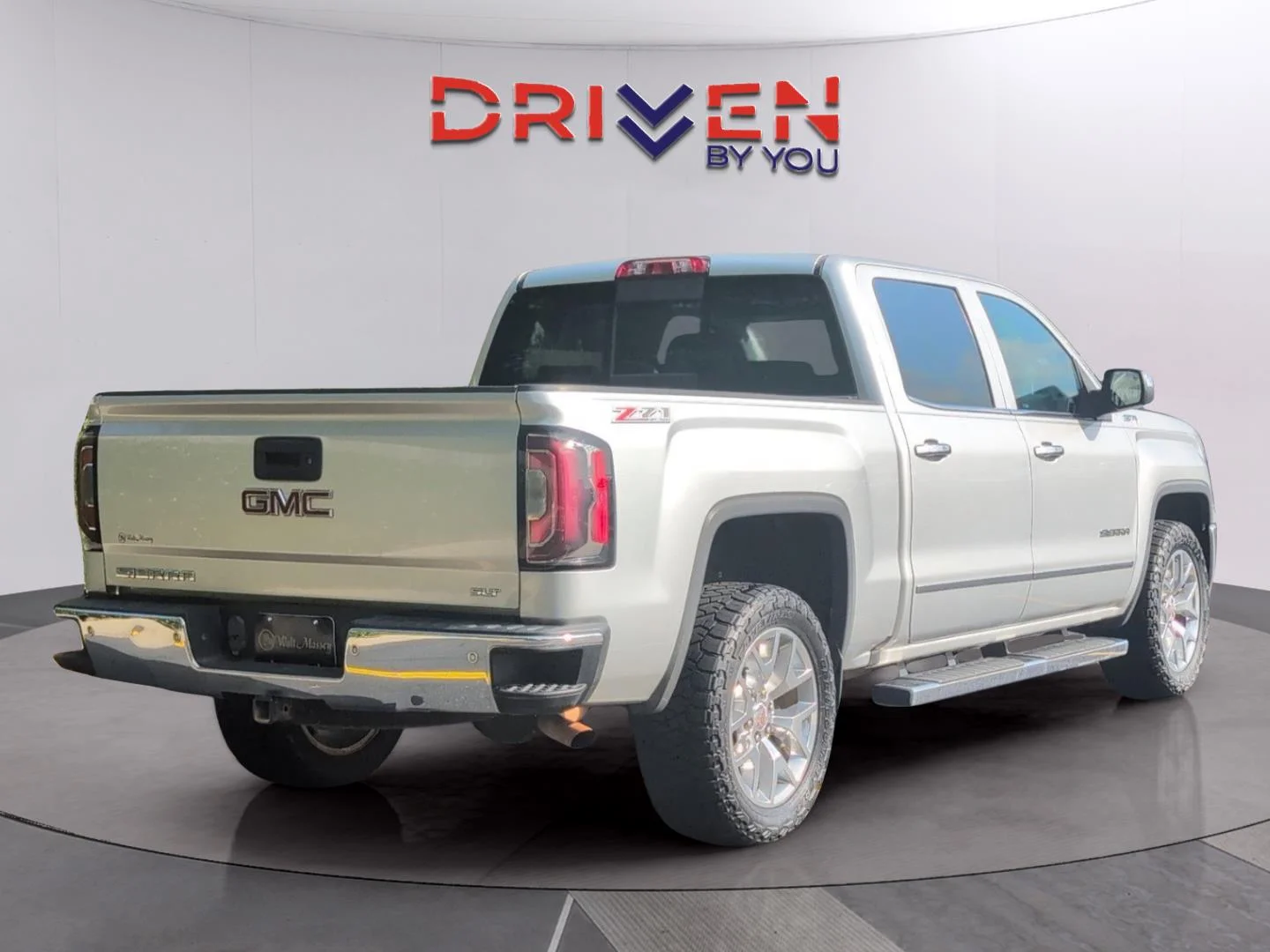 Used 2018 Quicksilver Metallic GMC SLT image 5