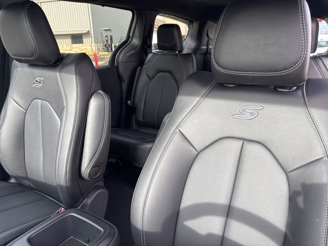 New 2026 Silver Mist Clear-Coat Exterior Paint Chrysler Select image 17