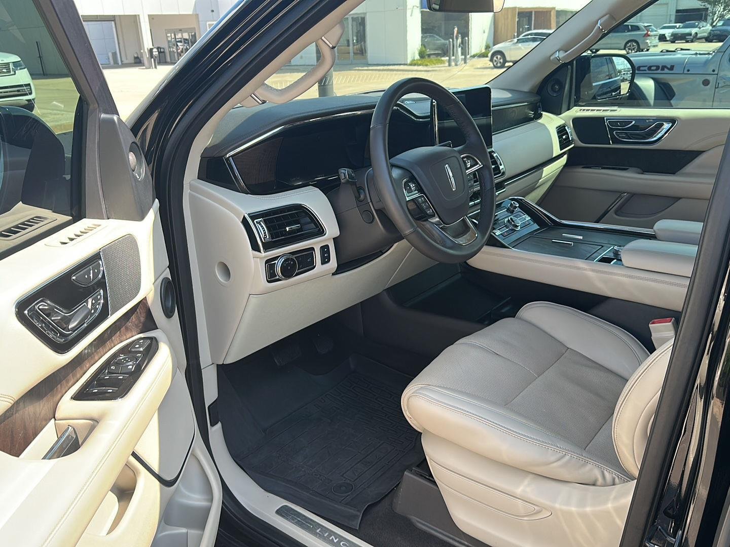 Used 2018 Black Velvet Lincoln Reserve image 13