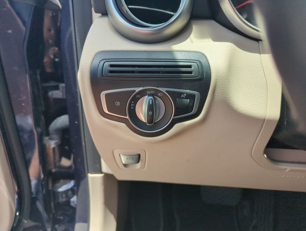 Used 2022  Mercedes-Benz GLC 300 image 20