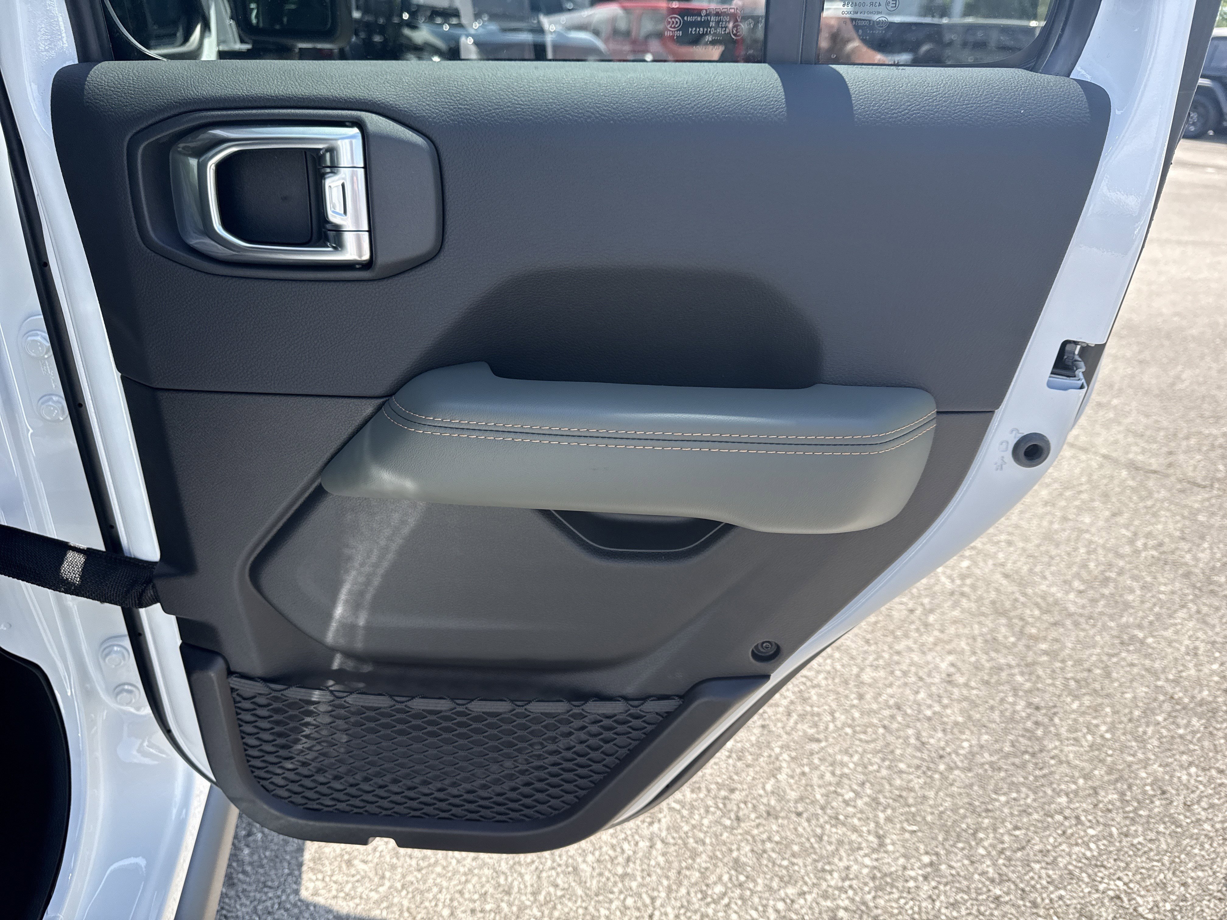 New 2026 Bright White Clear-Coat Exterior Paint Jeep Mojave X image 17
