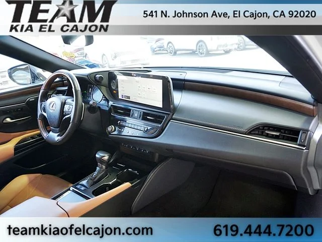 Used 2024 White Lexus 300h Ultra Luxury image 12