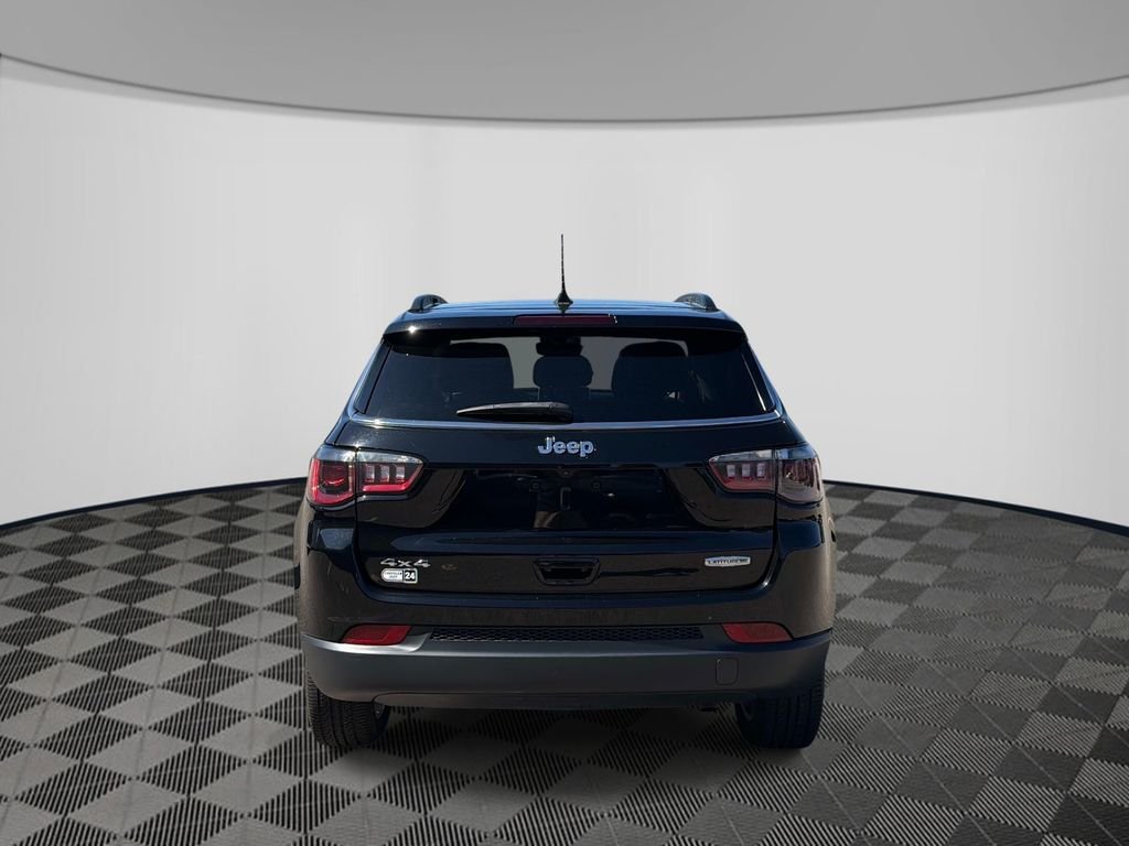 Used 2022 Black Jeep Latitude Lux image 4